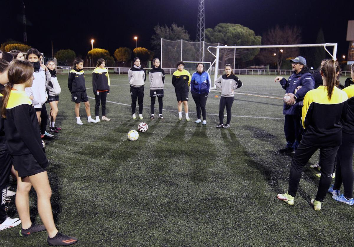 Charla del nuevo cuerpo técnico a la plantilla durante el entrenamiento de este martes.