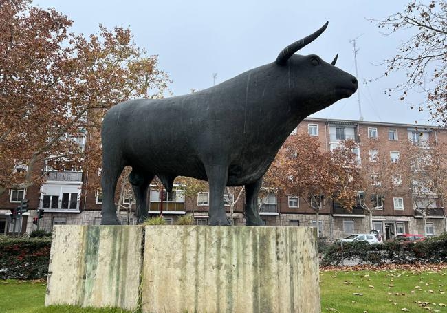 El monumento al toro del Paseo de Zorrilla.