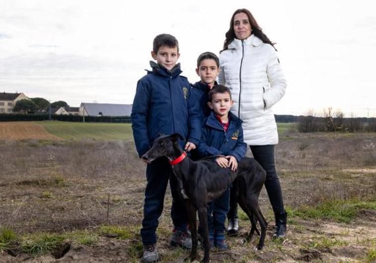 Virginia junto a sus hijos Pablo, Sergio y Mario, con Yenka de Kade.