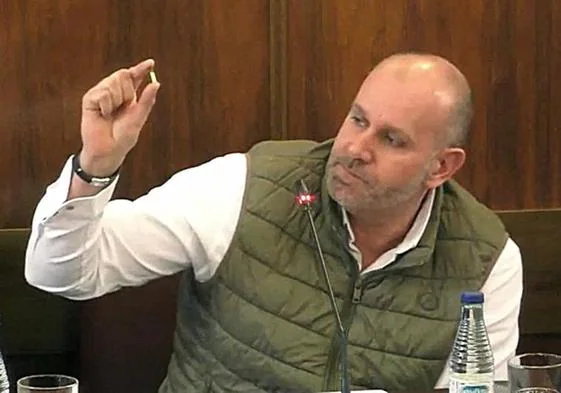David García muestra una bala en el pleno de la Diputación de Zamora.