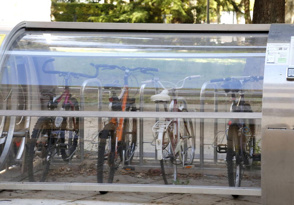 Aparcamiento de bicicletas en la plaza de San Pablo.