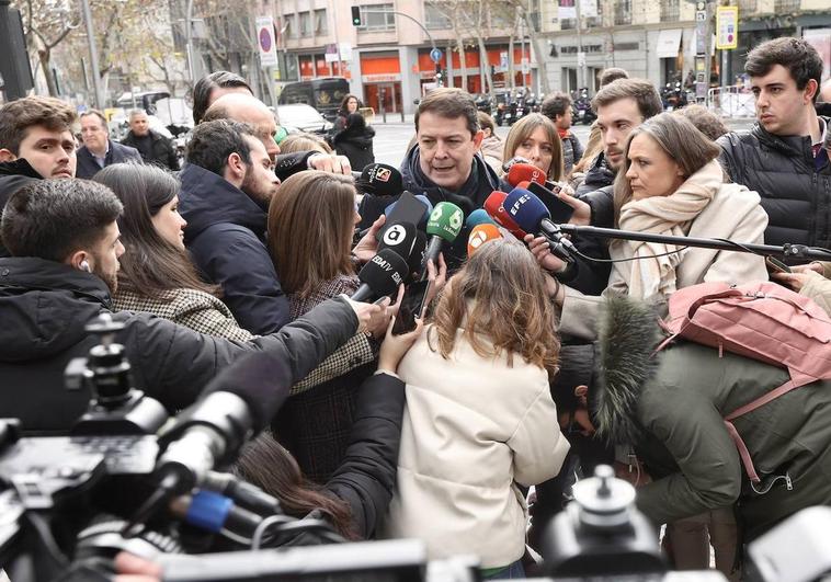 Mañueco hace declaraciones en Madrid antes de la reunión de la dirección nacional del PP el pasado martes.