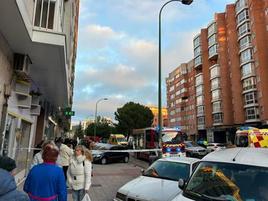 Los Bomberos luchan contra las llamas mientras los vecinos de la zona aguardan detrás del cordón policial en la Avenida Calleja y Zurita