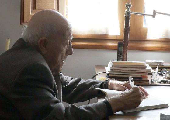 José Jiménez Lozano escribiendo en su casa de Alcazarén.
