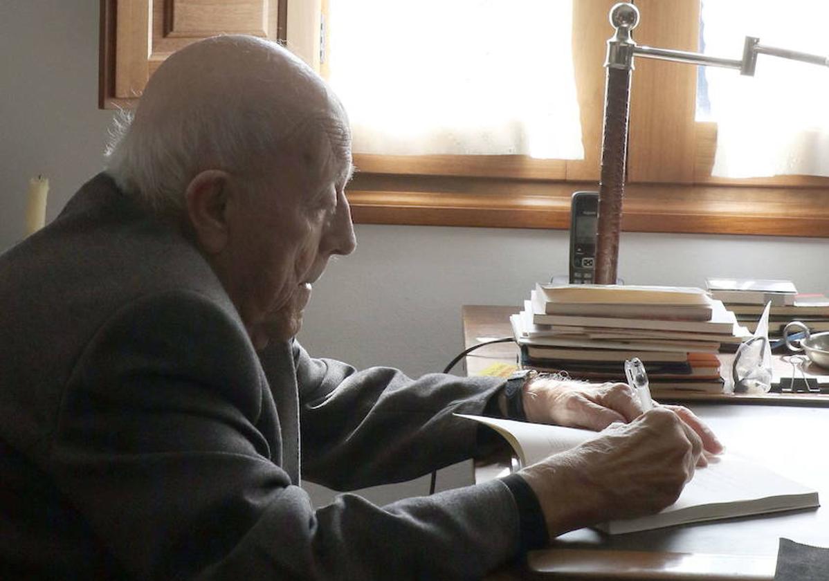 José Jiménez Lozano escribiendo en su casa de Alcazarén.