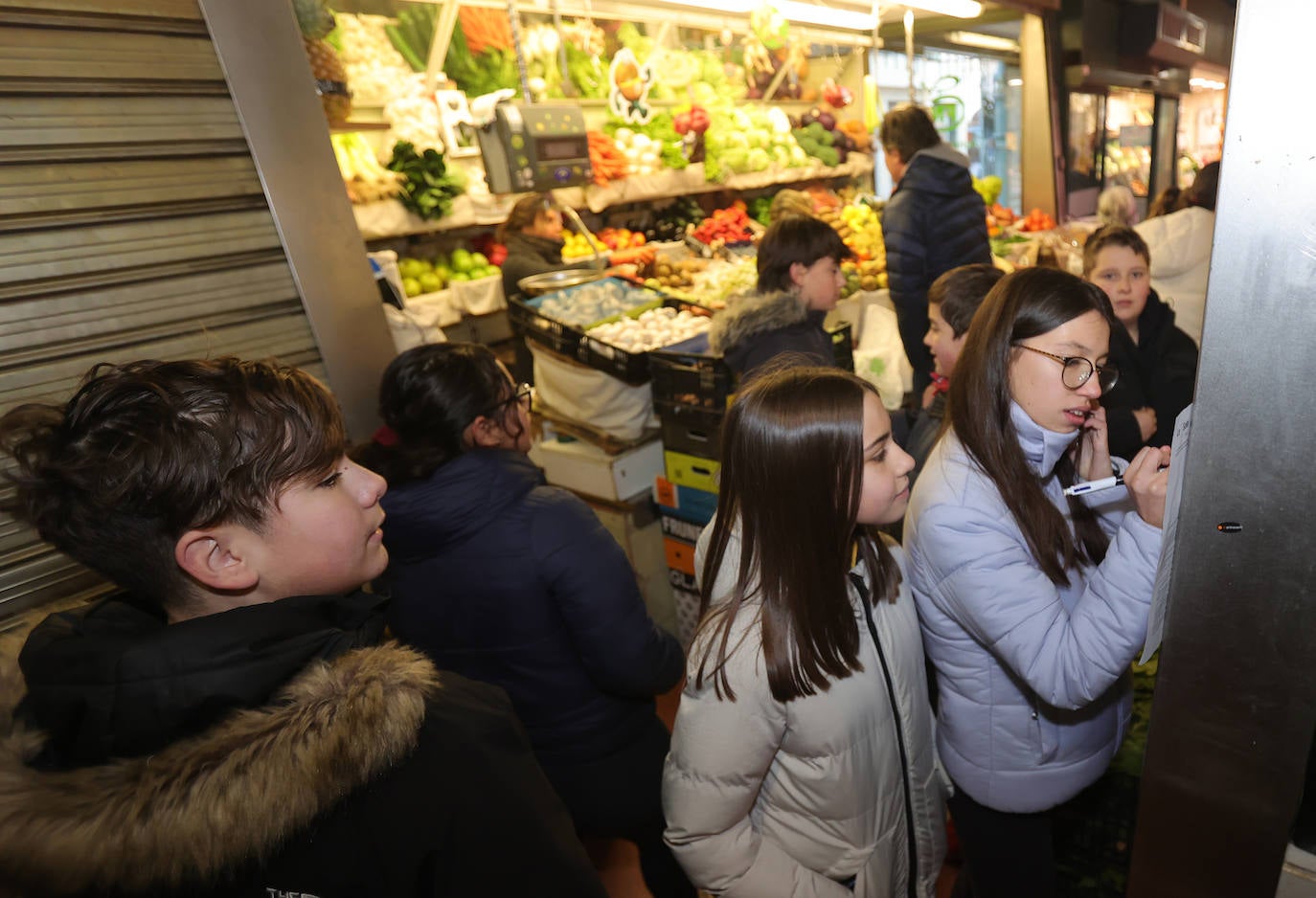 Los alumnos de La Salle visitan la Plaza de Abastos para un proyecto