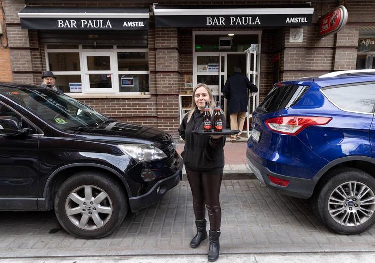 Eva Mulero, del bar Paula, en las plazas de aparcamiento donde hasta el jueves tenía la terraza.