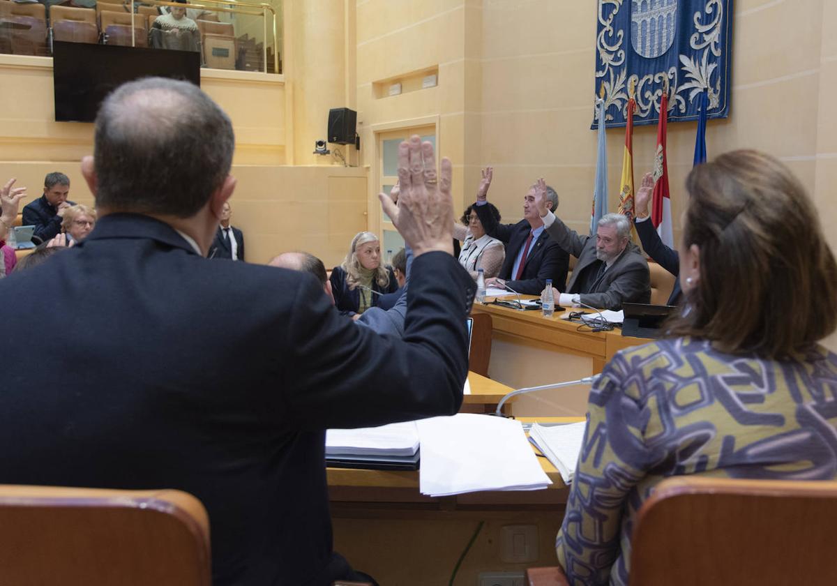 Los concejales de Vox (de espalda) votan con el PP a favor de los presupuestos.