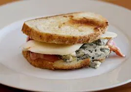 Un sándwich con queso gorgonzola.