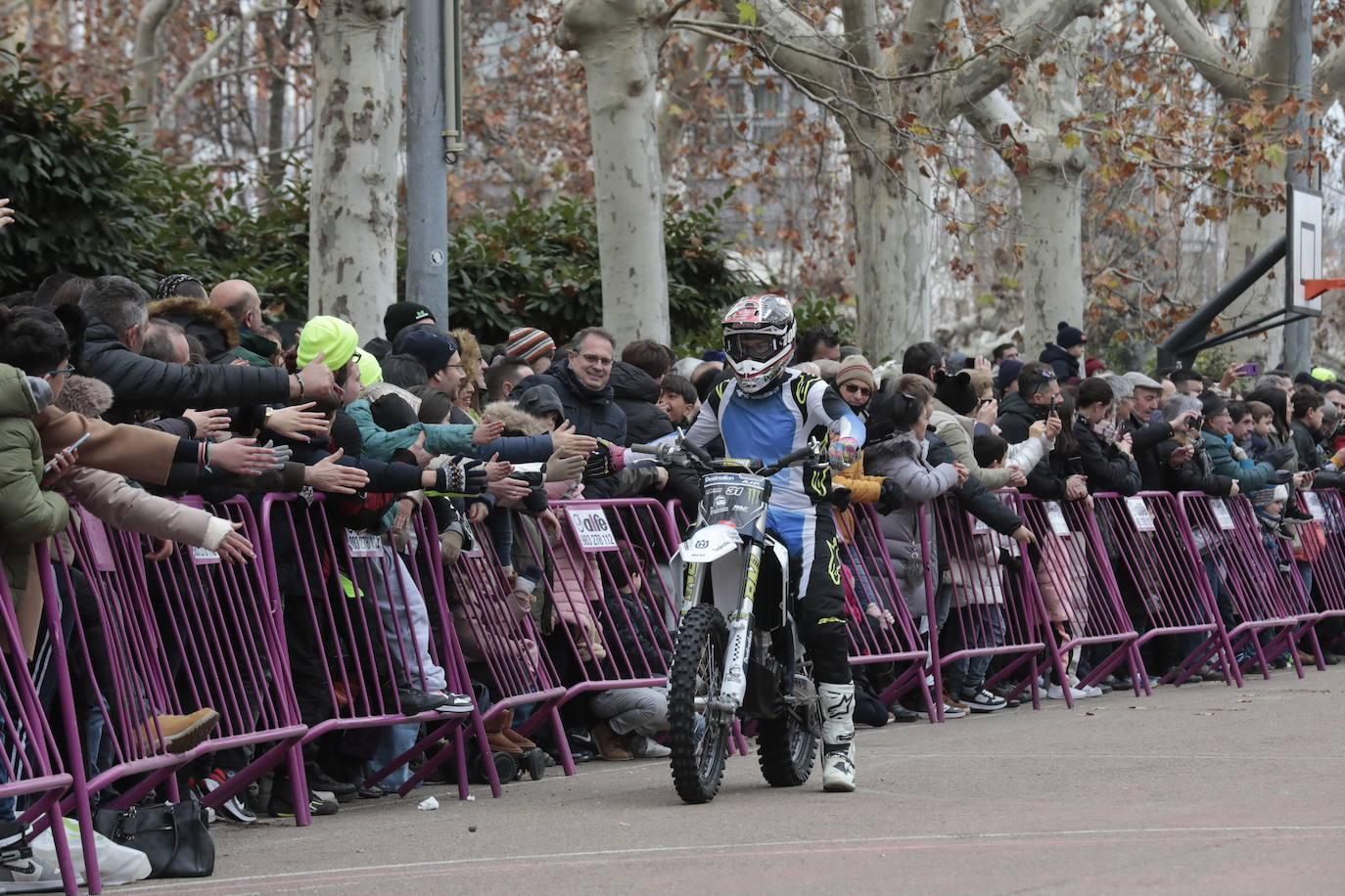 Acrobacias imposibles sobre dos ruedas en la Acera de Recoletos