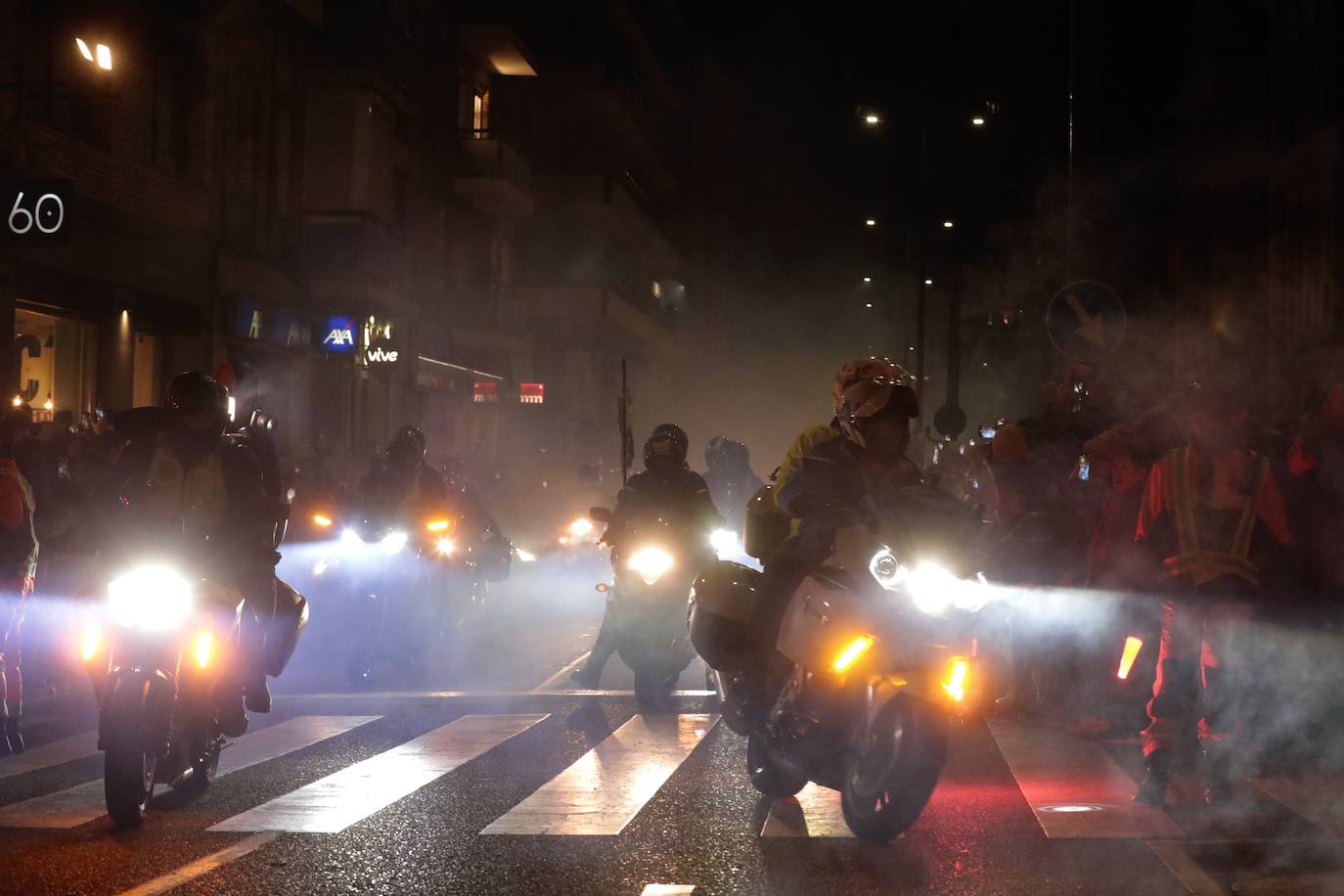 El desfile de antorchas de Pingüinos, en imágenes