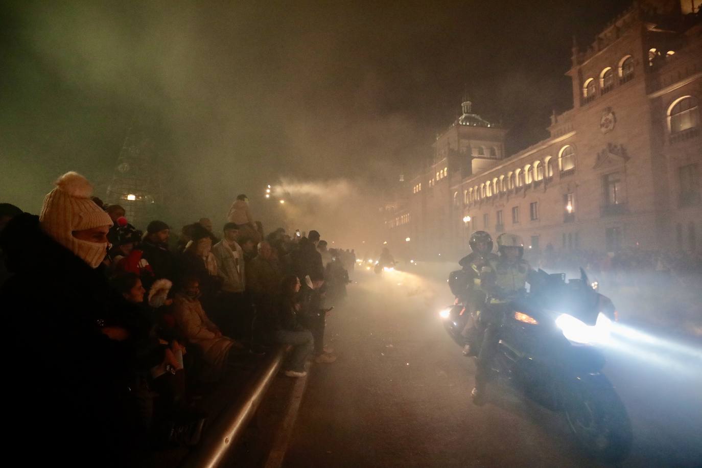 El desfile de antorchas de Pingüinos, en imágenes