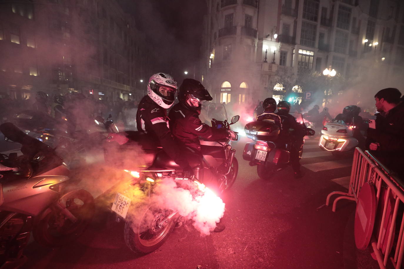 El desfile de antorchas de Pingüinos, en imágenes