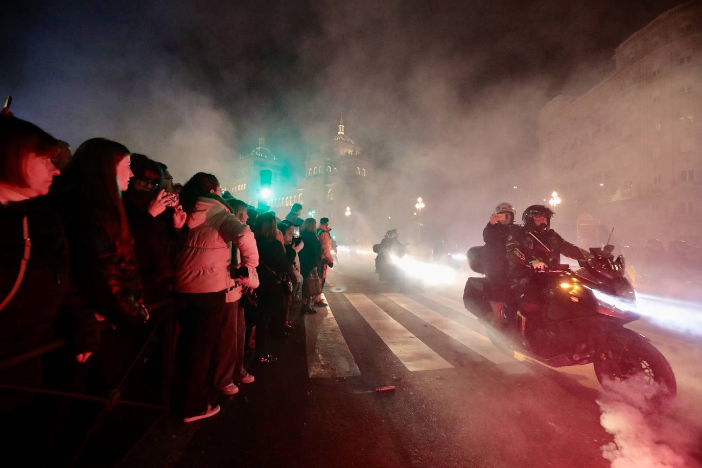 El desfile de antorchas de Pingüinos, en imágenes