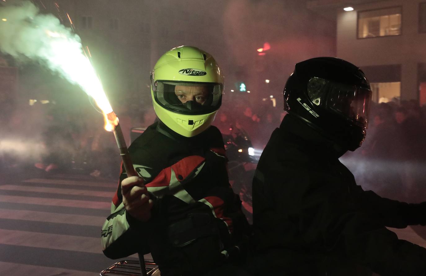 El desfile de antorchas de Pingüinos, en imágenes