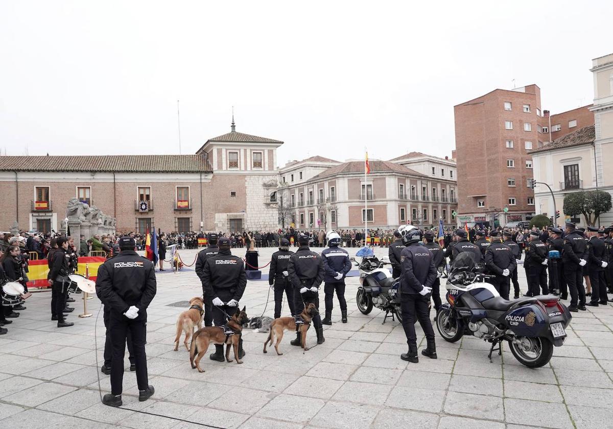 Acto de izado de bandera nacional con motivo del bicentenario de la Policía Nacional, este sábado en Valladolid.