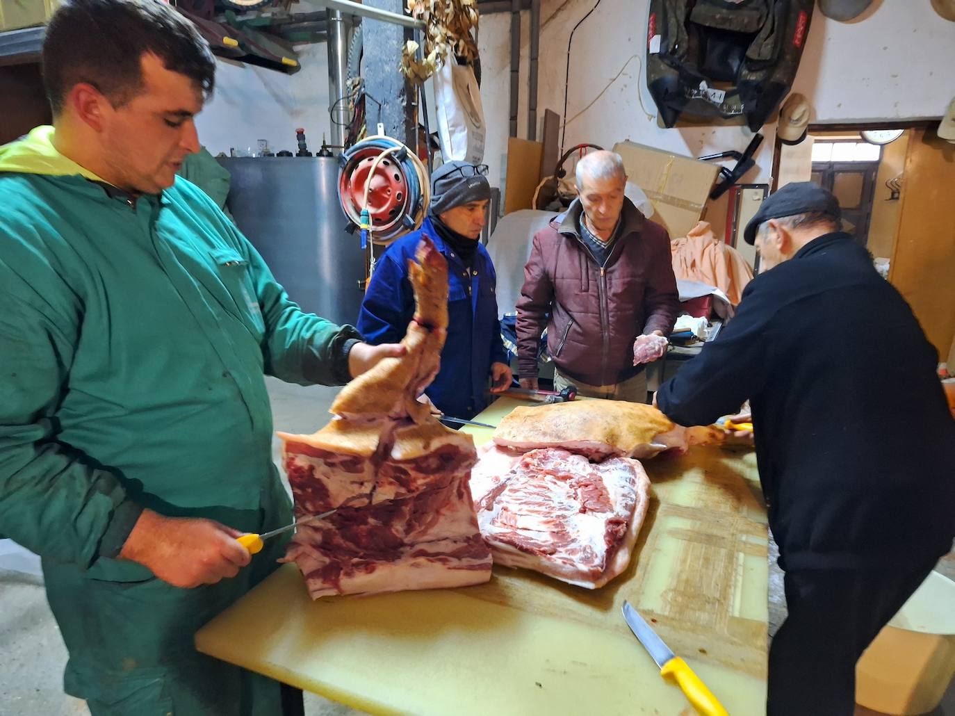 La matanza tradicional del cerdo de una familia de Rioseco, en imágenes