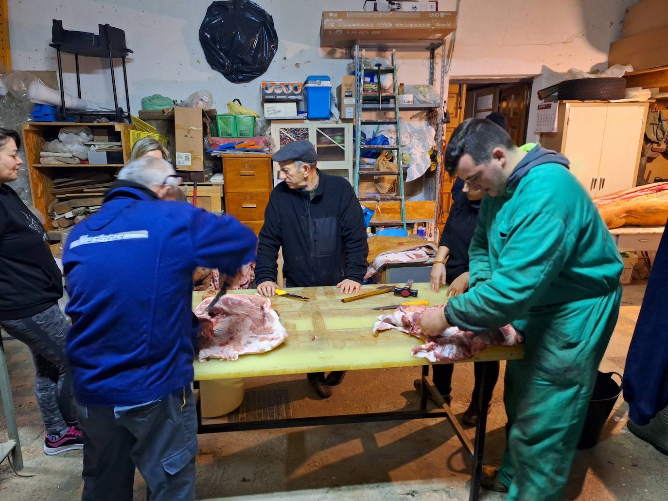 La matanza tradicional del cerdo de una familia de Rioseco, en imágenes