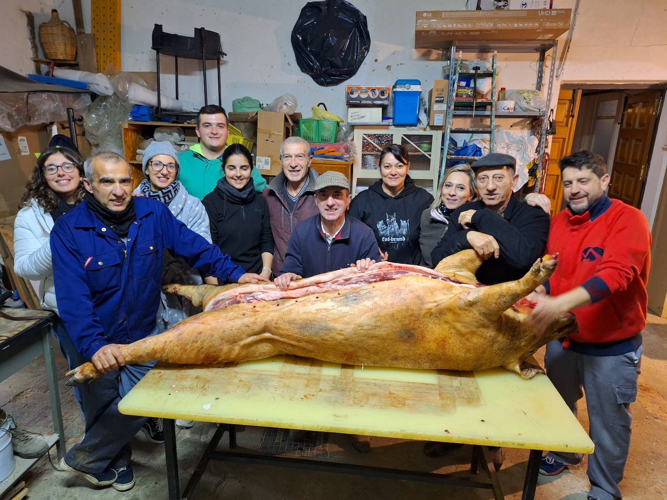 La matanza tradicional del cerdo de una familia de Rioseco, en imágenes