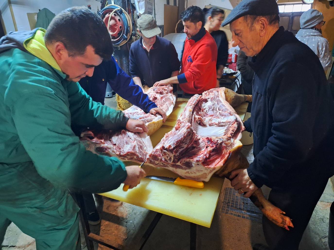 La matanza tradicional del cerdo de una familia de Rioseco, en imágenes