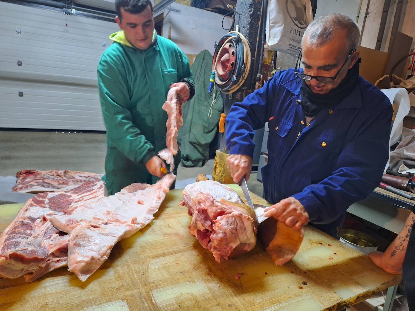 La matanza tradicional del cerdo de una familia de Rioseco, en imágenes