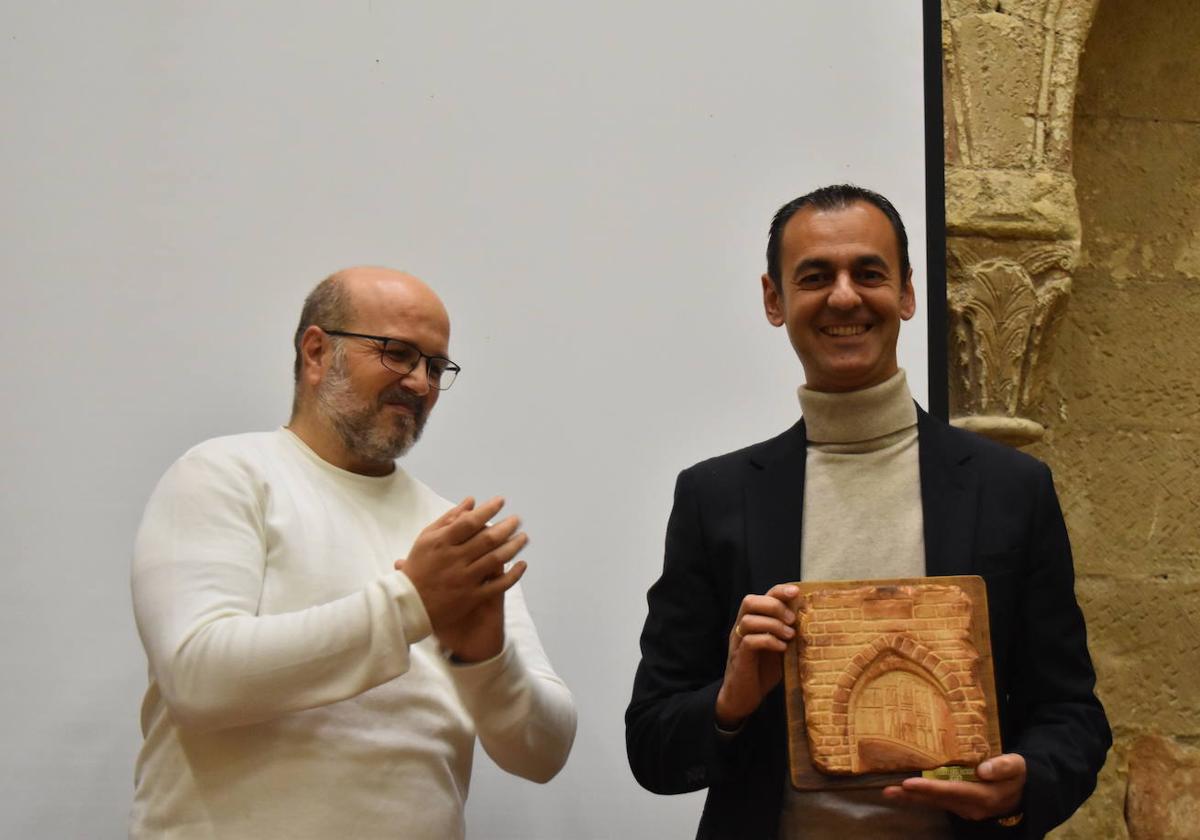 Óscar Pascasio, este sábado con su premio Arco de Patrimonio.