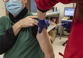 Una enfermera vacuna a un hombre, este sábado, en Segovia.