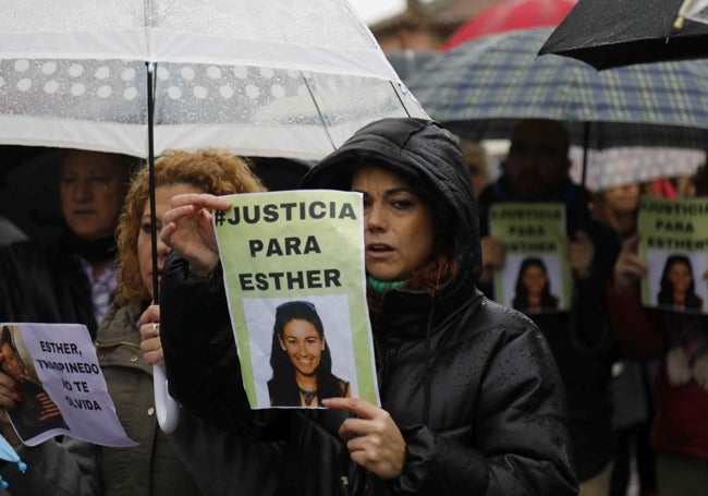 Una vecina de Traspinedo muestra un cartel con la foto de Esther, carteles que han levantado los asistentes en todas y cada una de las concentraciones celebradas en Traspinedo.