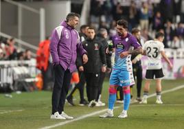 Pezzolano da instrucciones a Monchu en pleno partido en El Plantío.