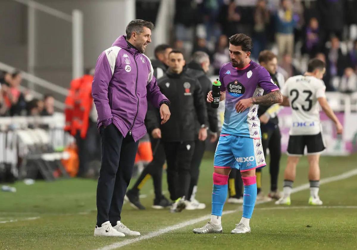 Pezzolano da instrucciones a Monchu en pleno partido en El Plantío.