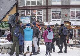 Grupos de aficionados a la nieve, este fin de semana en Navacerrada.