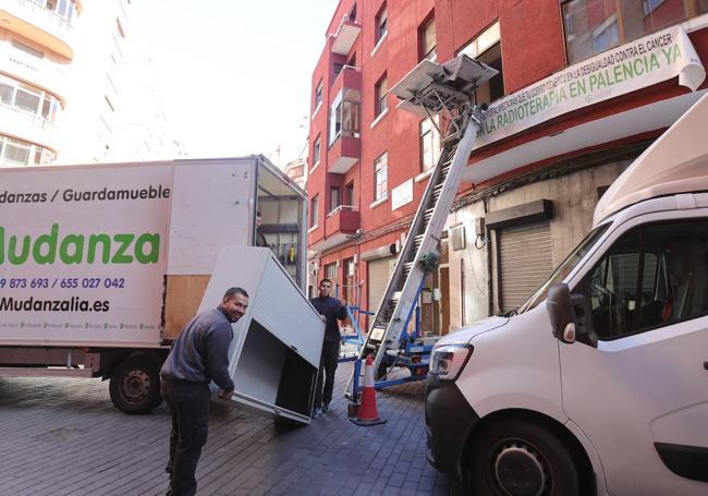 Mudanza de muebles de la Asociación Contra el Cáncer a su nueva sede.