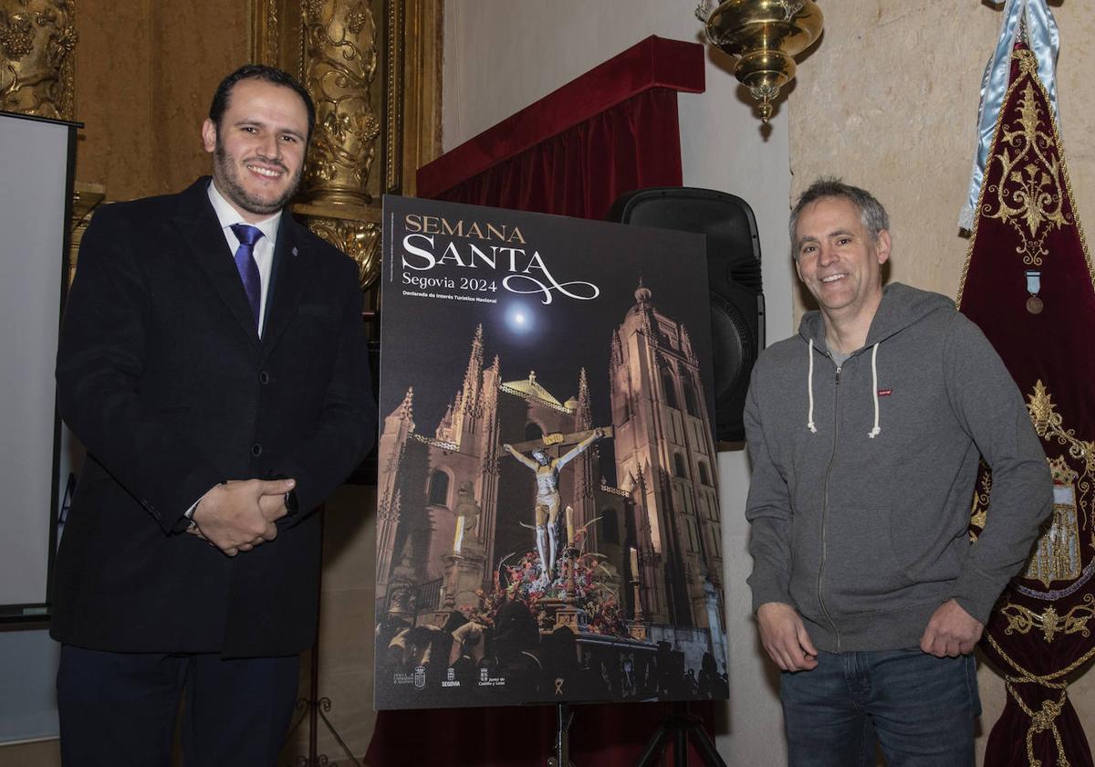 A la izquierda, el presidente de la Junta de Cofradías de Semana Santa, Víctor García, con el cartel anunciador y su autor, Enrique del Barrio.