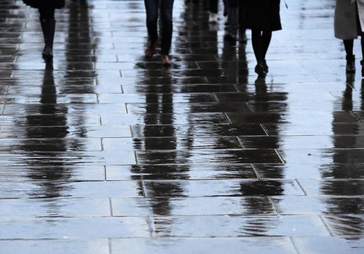 Varios peatones caminan sobre el London Bridge durante el día conocido como «Blue Monday»