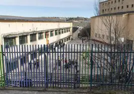 Escolares en el patio entre el colegio La Aneja de Segovia y la trasera del edificio universitario Vicerrector Santiago Hidalgo.