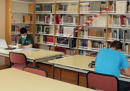 Usuarios en la biblioteca del centro cívico de Canterac, en las Delicias.