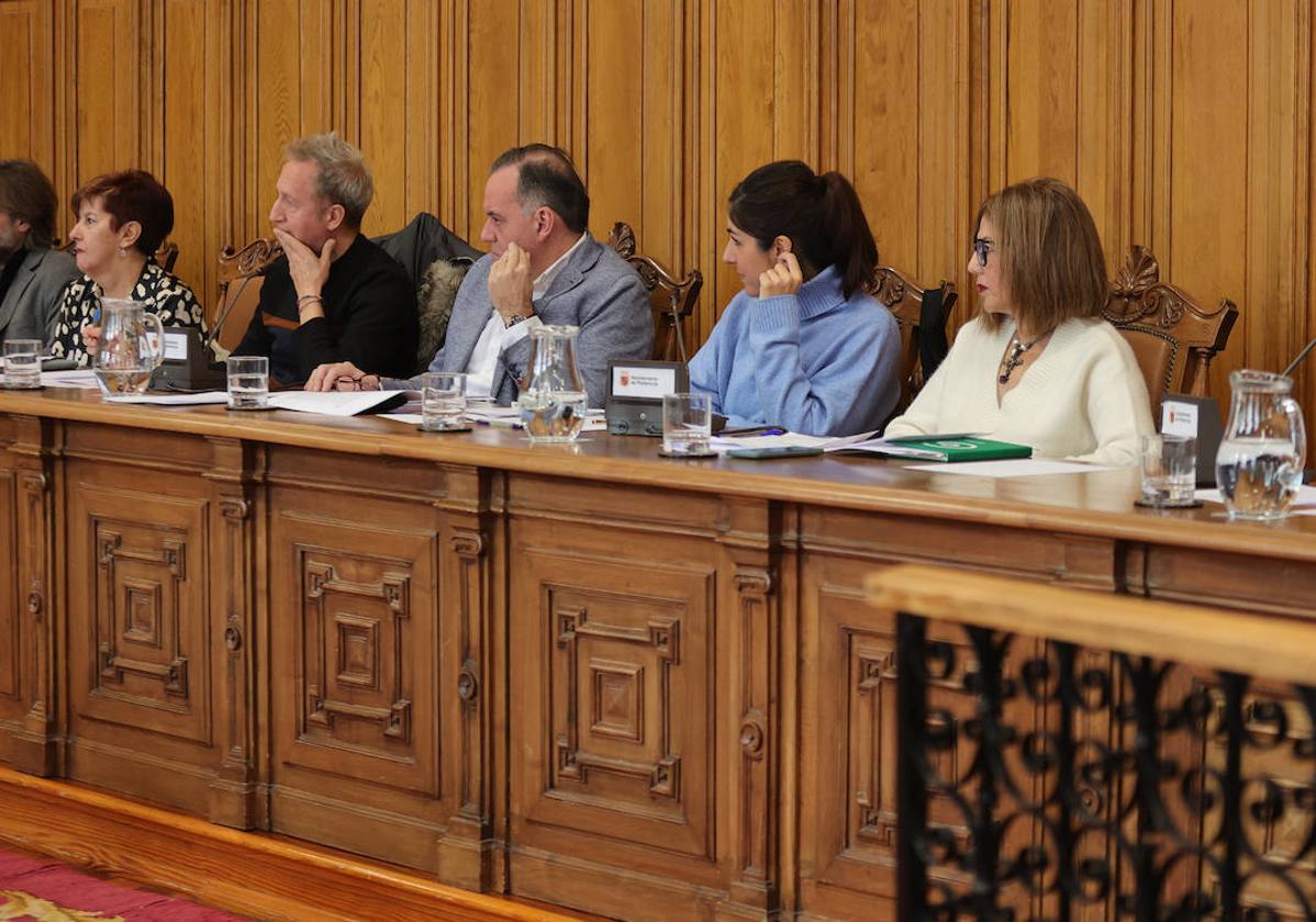 Los concejales de Vamos Palencia, junto a los del PSOE, en el Pleno.