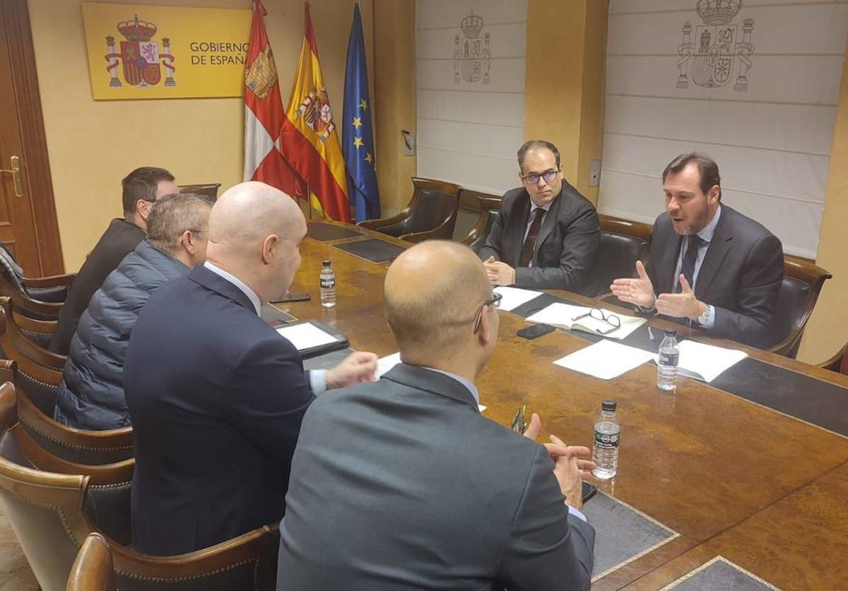 Reunión entre el ministro de Transportes, Óscar Puente, y la Asociación de Usuarios de la Alta Velocidad en la comunidad, este lunes.