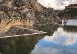 Estado del pantano de Burgomillodo, instantes previos a su desembalse en 2018.