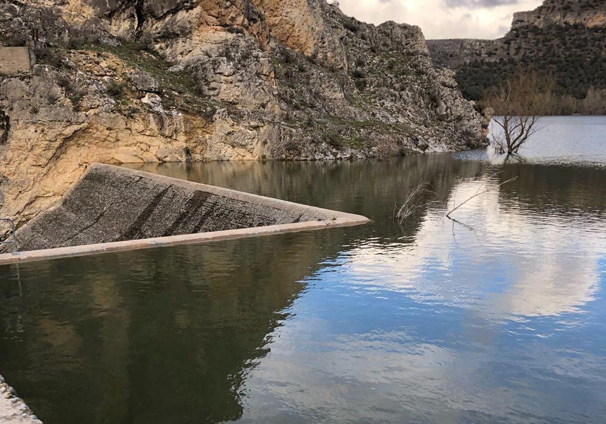 Estado del pantano de Burgomillodo, instantes previos a su desembalse en 2018.