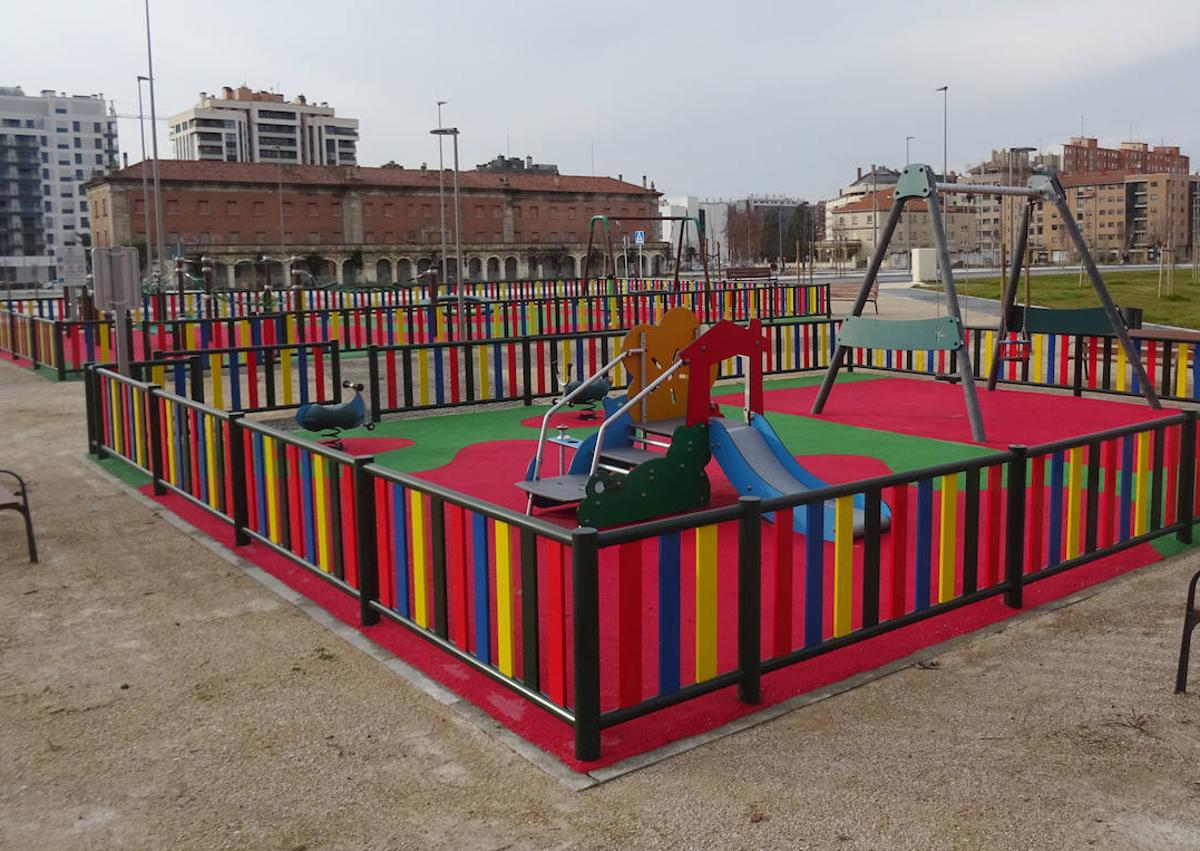 Imagen secundaria 1 - Arriba, la avenida de Bartolomé de las Casas. Debajo, a la derecha, columpios en el espacio ajardinado central. A la izquierda, una de las vías de salida a Arco de Ladrillo.