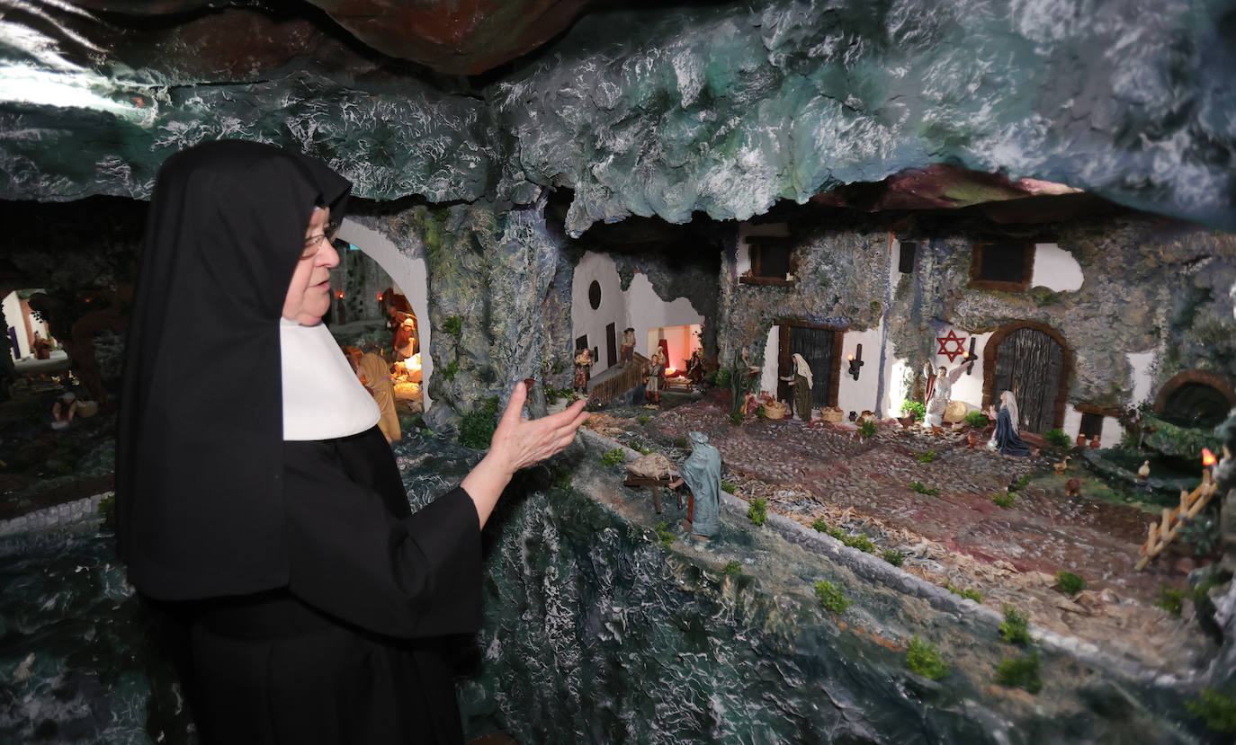 La cueva que alberga un belén en una residencia de Palencia