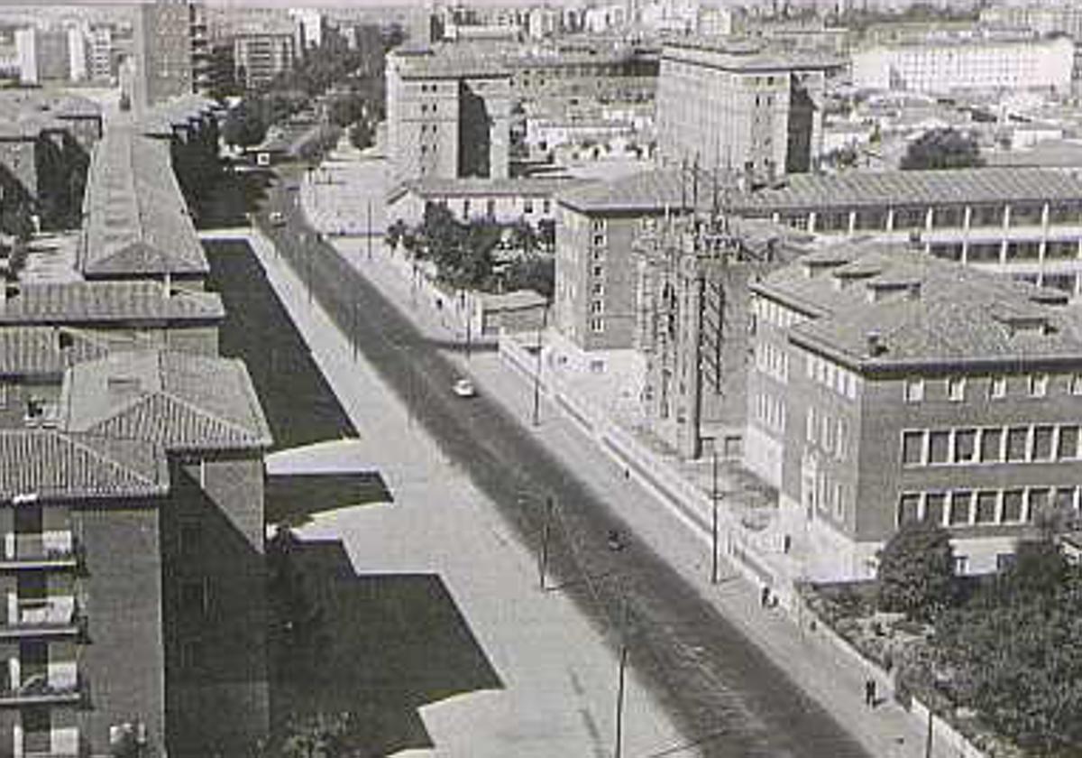 A la derecha, el sanatorio con el jardín, en una imagen de los años sesenta del siglo XX.