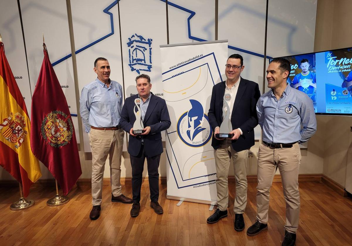 David Pisonero, Alberto Redondo, Javier González y Mario Arranz posan con los trofeos.