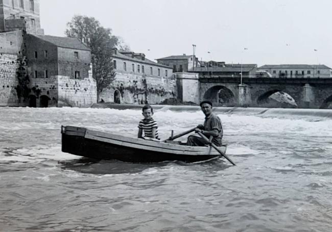 Guillermo pasea a un niño junto al puente Mayor.