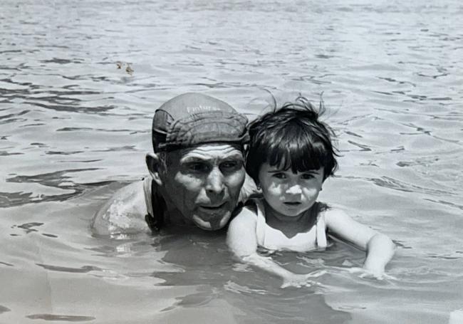 Guillermo enseñó a nadar en el río a todos sus nietos. En la imagen, con su nieta mayor, Montaña.