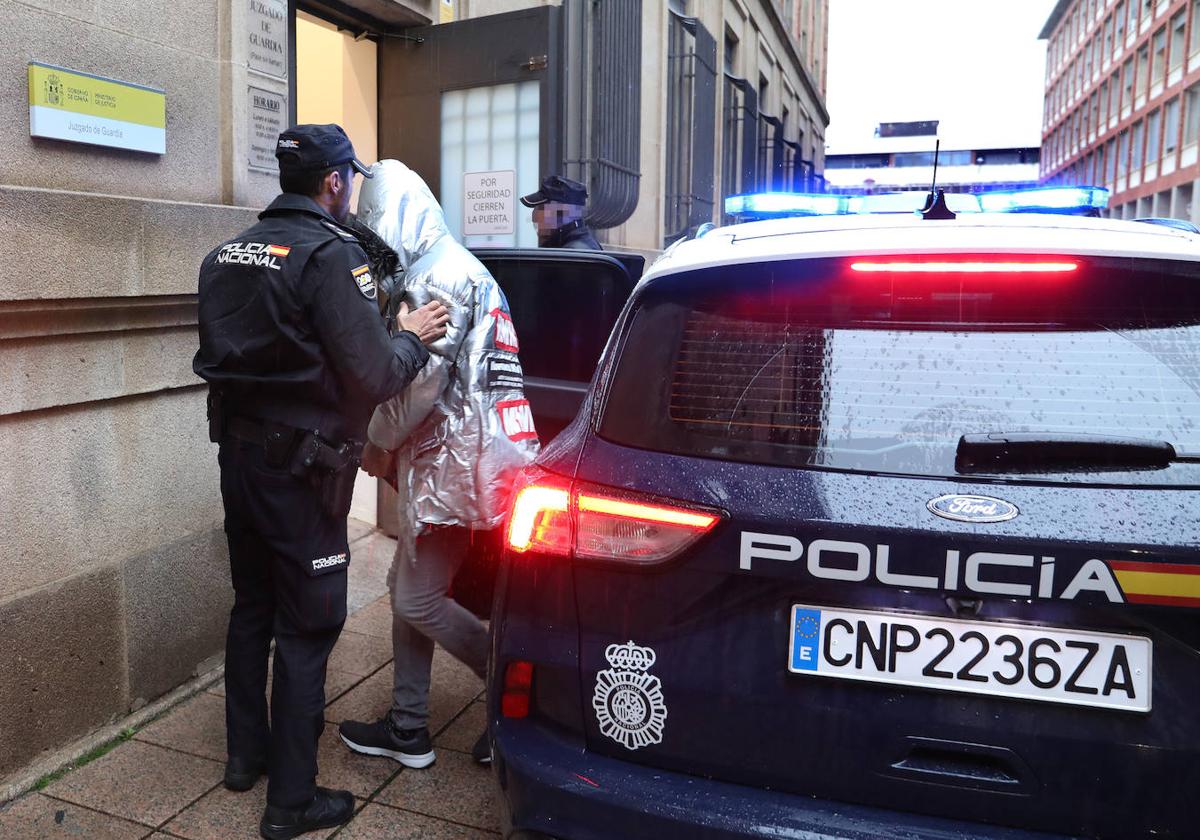 Iván S. B. llega el lunes a la Audiencia de Palencia custodiado por policías nacionales.