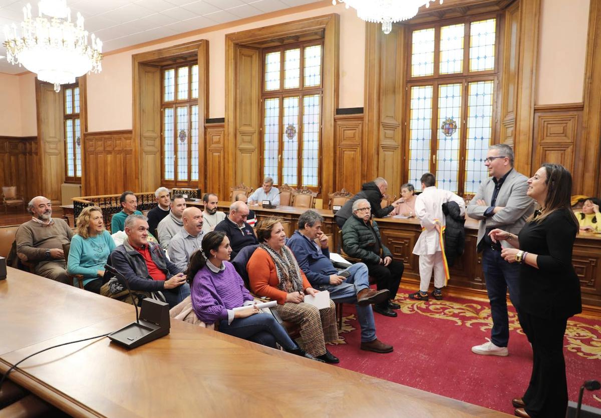 La alcaldesa se dirige a los representantes de las asociaciones de vecinos.