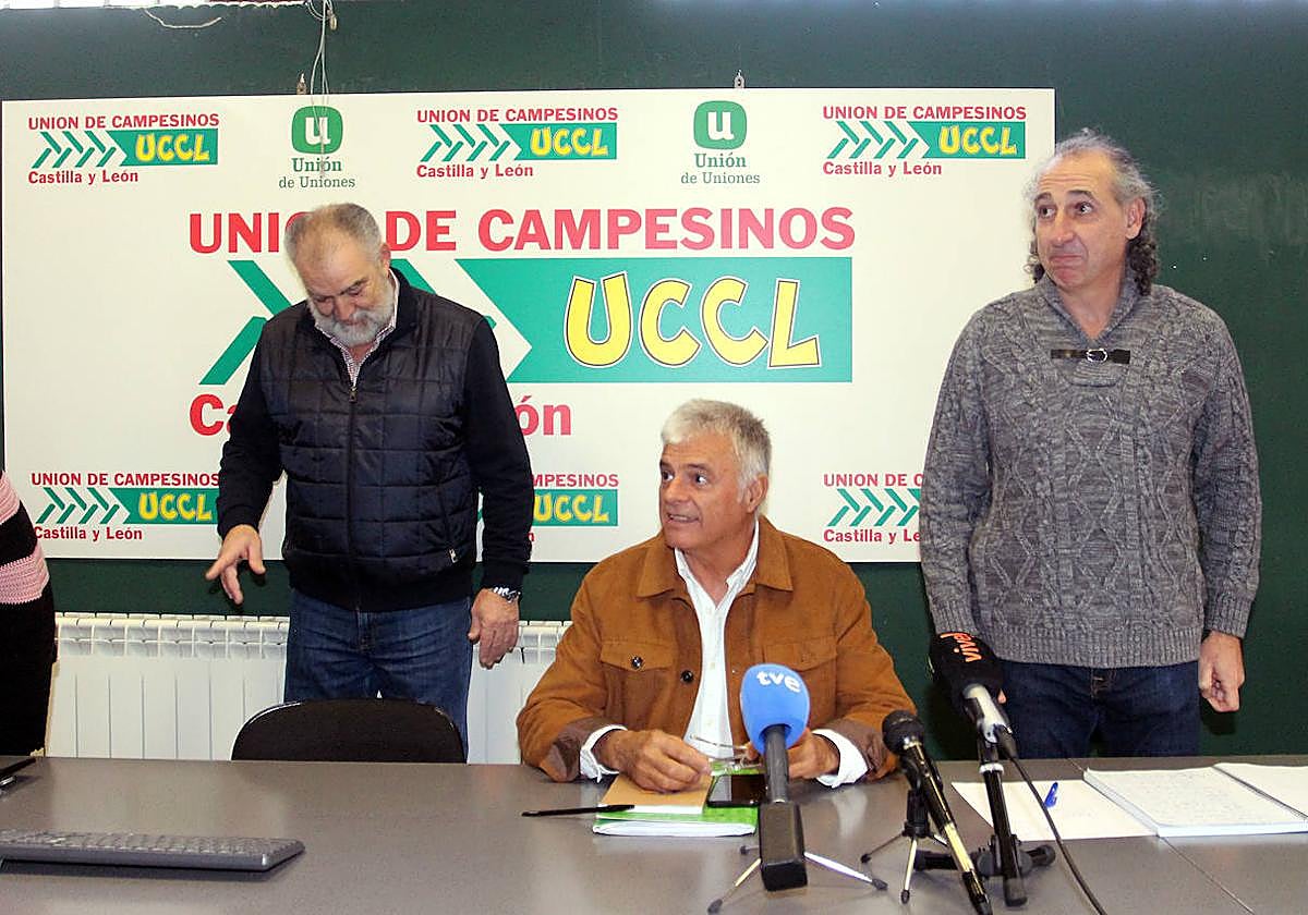 Valentín García, coordinador de la Unión de Campesinos en Valladolid; Luis Cortés, coordinador estatal de Unión de Uniones y Jesús Manuel González Palacín, coordinador de UCCL en Castilla y León.