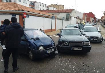 Herida una mujer en una colisión entre dos coches en Pajarillos